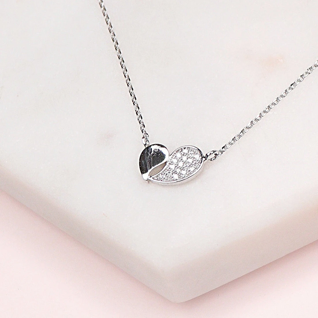 Collier Andrea 1 Collier Andrea