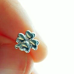 Puces Clover 9 Puces Clover -Majolie Boucles Clover Closeup